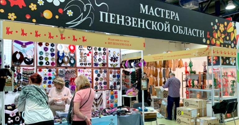 奔萨手工艺人在莫斯科的民间手工艺品展览会上展示了他们的作品