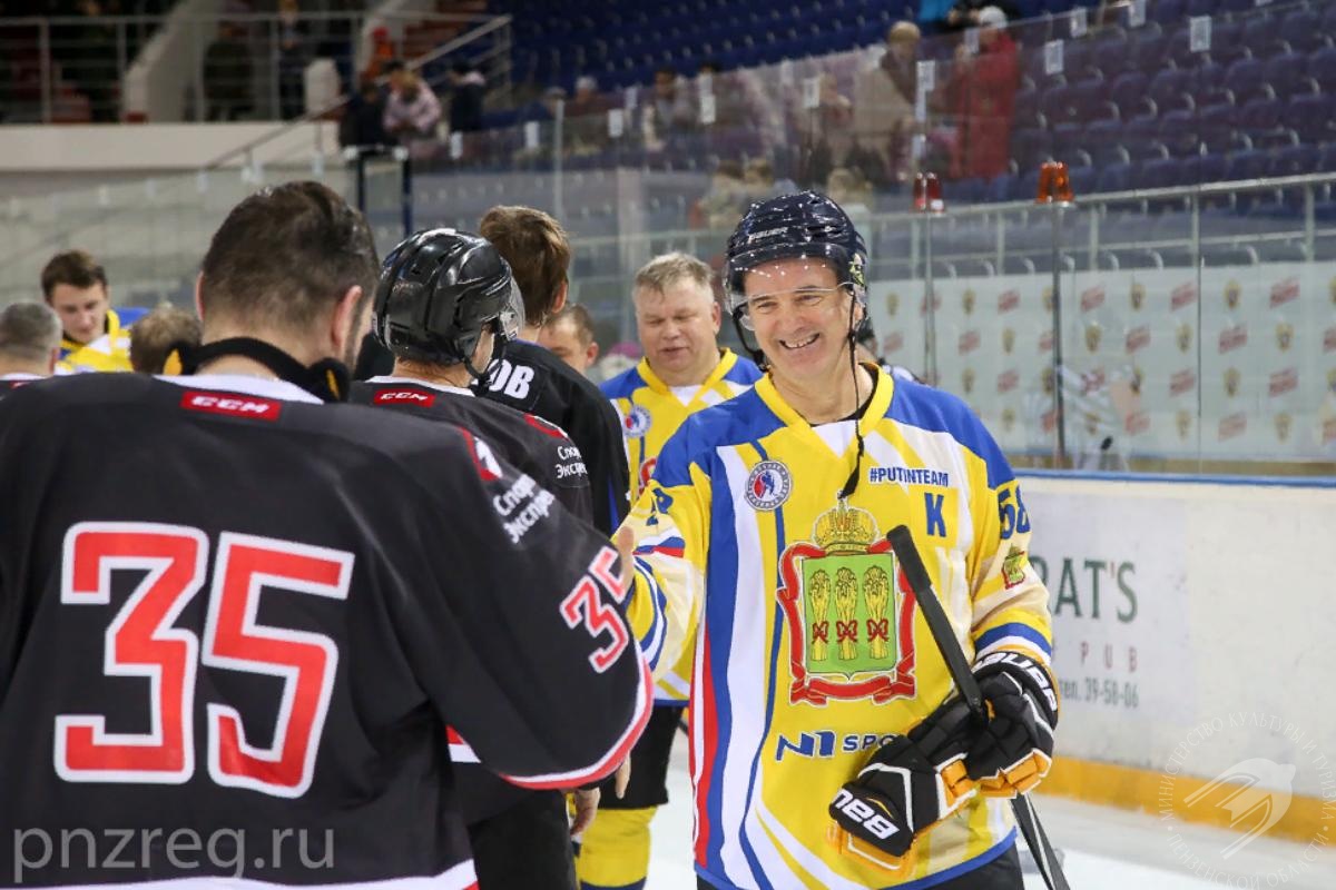 奔萨州政府冰球队与《俄罗斯媒体》队比赛并取得胜利