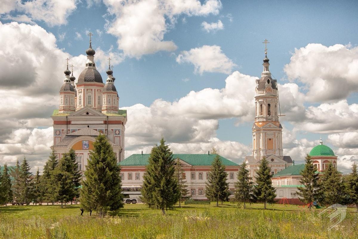 游览拿洛夫恰茨基三圣母修道院